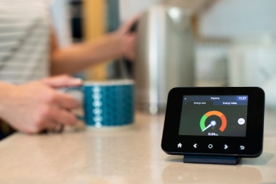 An In-Home Display on a kitchen worktop displaying real-time energy usage, representing Utilita's no standing charge.